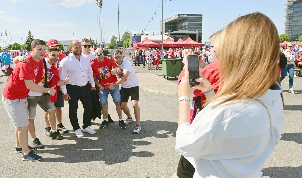 Než začal zápas proti Kanadě, fanoušci se fotili s mistrem světa Jiřím Šlégrem