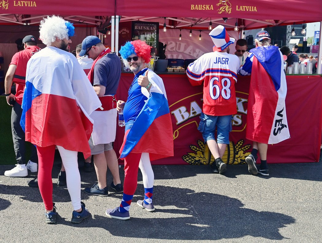 Čeští fanoušci v Rize před utkáním s Kanadou
