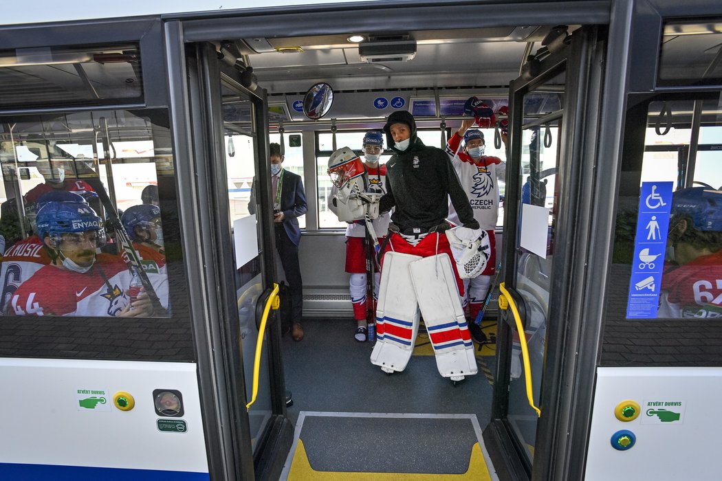 Čeští hokejisté v autobusu, který je odvezl do tréninkové haly na společné fotografování a trénink