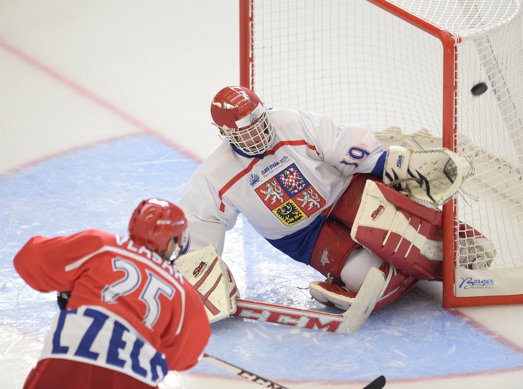 ...Dominik Hašek poprvé a naposled chytal po konci kariéry.