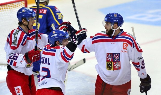 Čeští hokejisté se radují z branky proti Švédsku