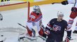 Američan Charlie Coyle oslavuje gól v utkání proti českým hokejistům