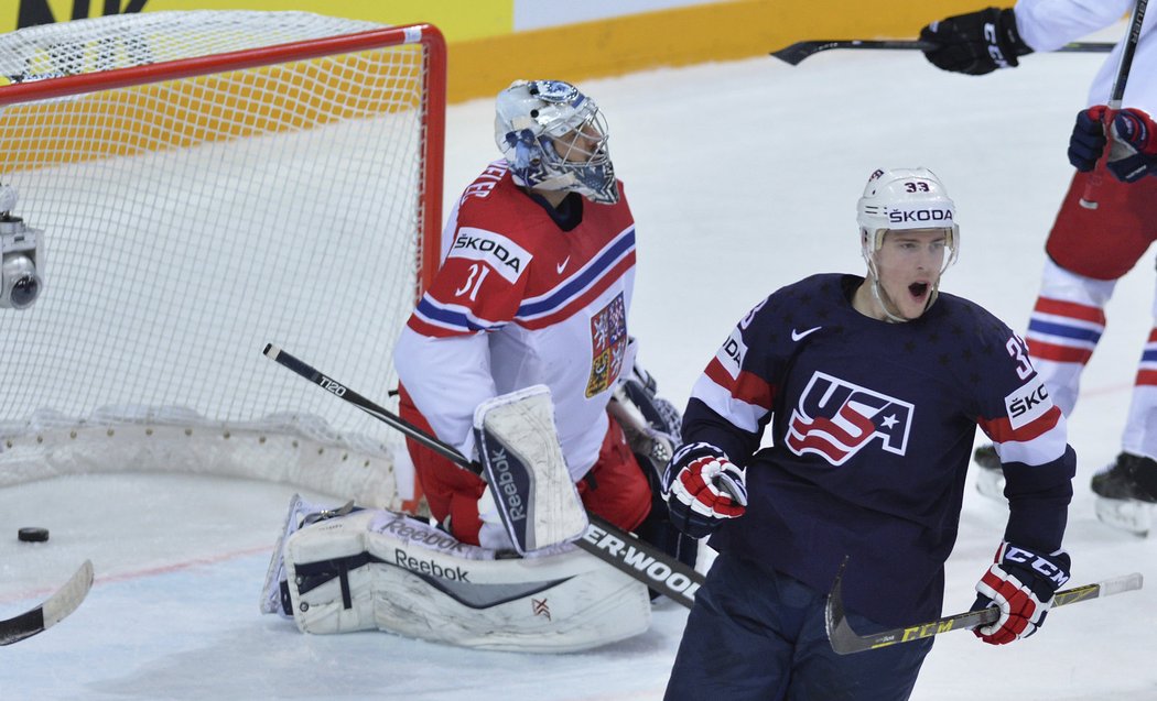 Američan Charlie Coyle oslavuje gól v utkání proti českým hokejistům