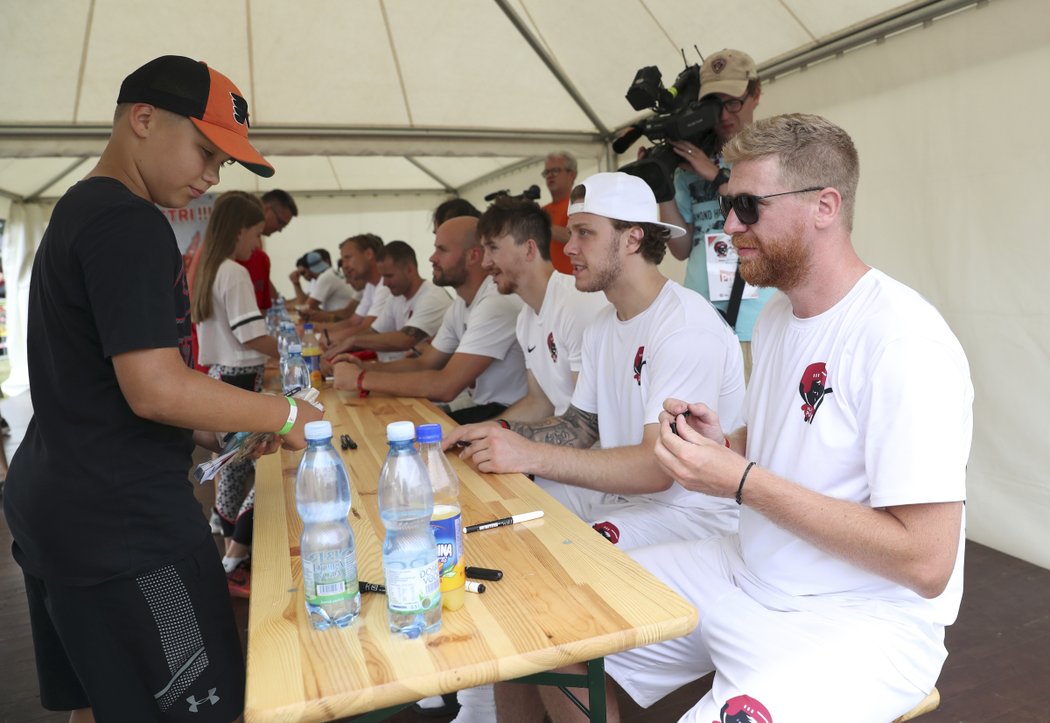 V průběhu charitativní akce nemohla chybět klasická autogramiáda, největšími hvězdami na ní byly Jakub Voráček (vpravo) s Davidem Pastrňákem