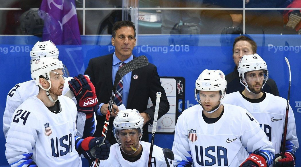 Legendární obránce Chris Chelios působí na olympiádě jako asistent trenéra u americké reprezentace