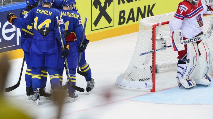 ČR - Švédsko, utkání skupiny A mistrovství světa v ledním hokeji, 1. května v Praze. Hráči Švédska se radují z třetího gólu.