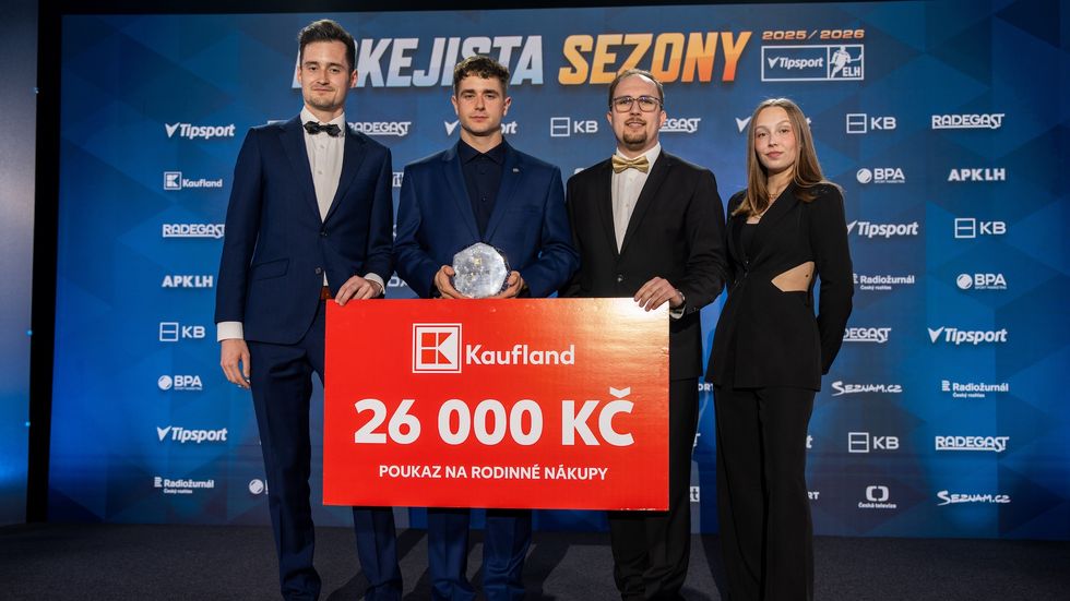 David Moravec (druhý zleva) se zástupci Kauflandu Tadeášem Konschillem, Filipem Šlampou a Barbarou Šmehlíkovou