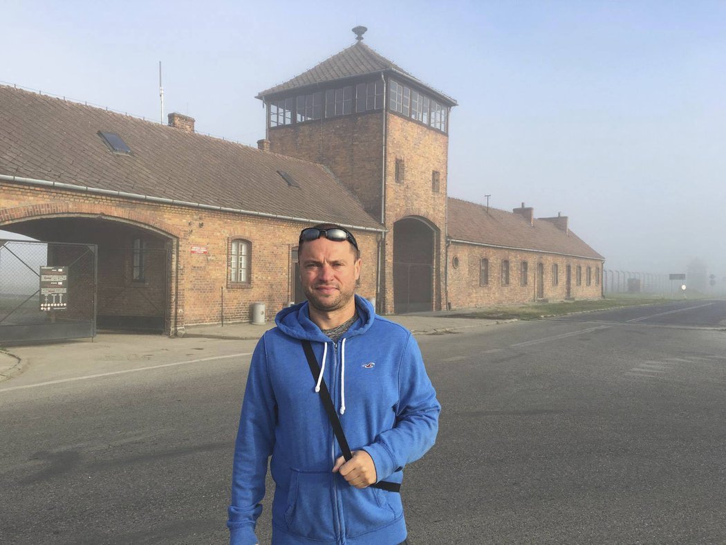 David Výborný u koncentračního tábora v Osvětimi
