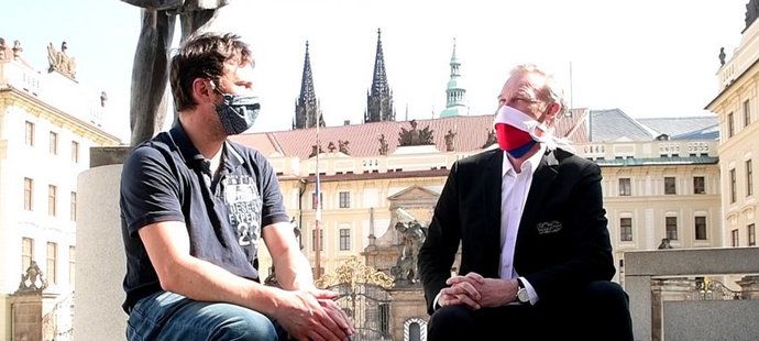 Dominik Hašek při rozhovoru u Pražského hradu s redaktorem Sport Magazínu Zdeňkem Jandou