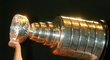 2002. Dominik Hašek se přijel domů pochlubit se Stanley Cupem, který vybojoval s Detroitem.
