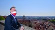 Dominik Hašek se rozhlíží z Hradčanského náměstí