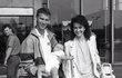 1990. Návrat z MS 1990, Dominika Haška přišla přivítat na letiště manželka Alena se synem Michaelem.