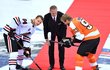 2019. Dominik Hašek se ujal slavnostního buly při pražském zápase NHL mezi Chicagem a Philadelphií.