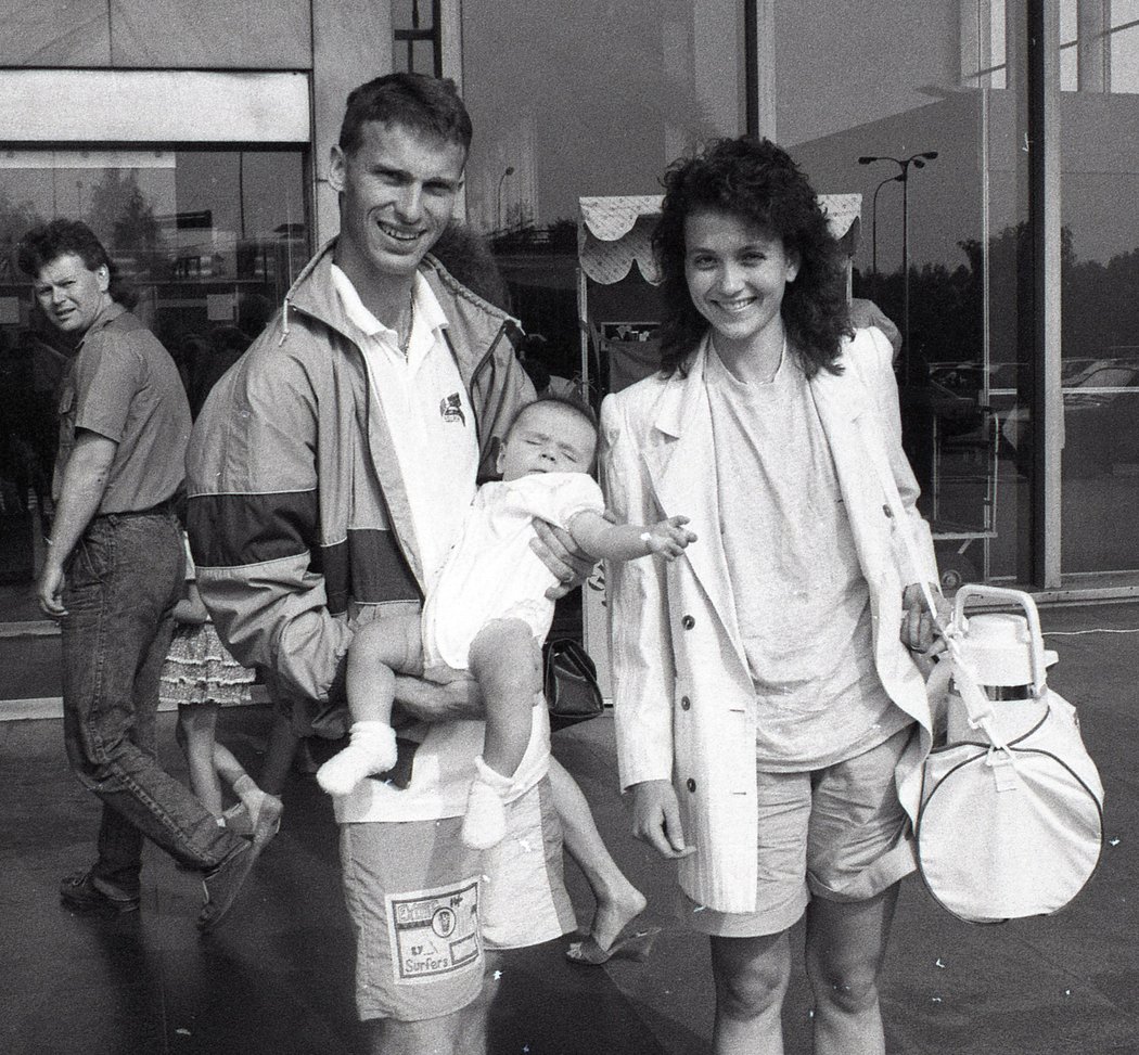 1990. Návrat z MS 1990, Dominika Haška přišla přivítat na letiště manželka Alena se synem Michaelem.