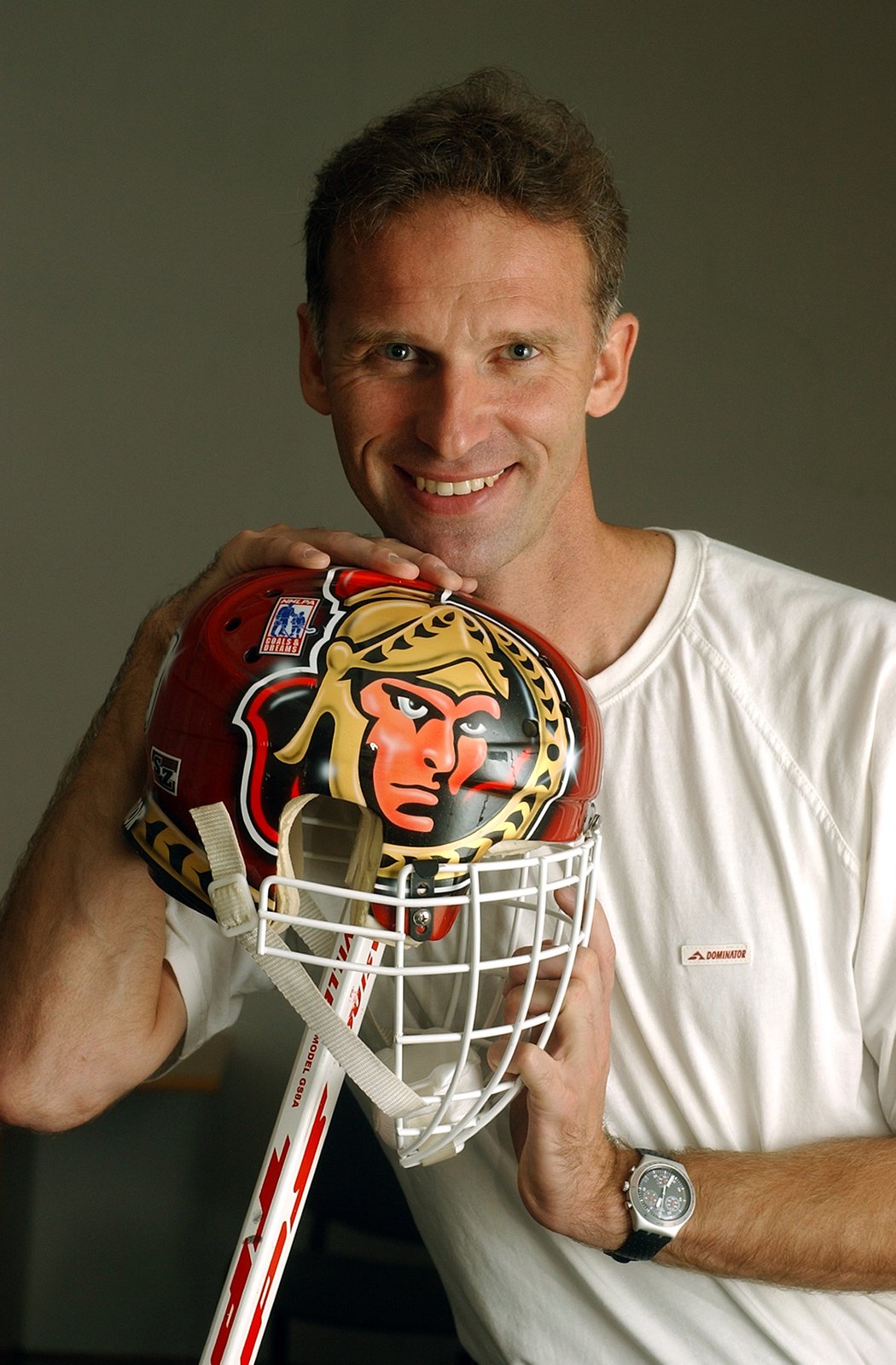2005. Dominik Hašek s helmou, se kterou chytal v NHL za Ottawu.