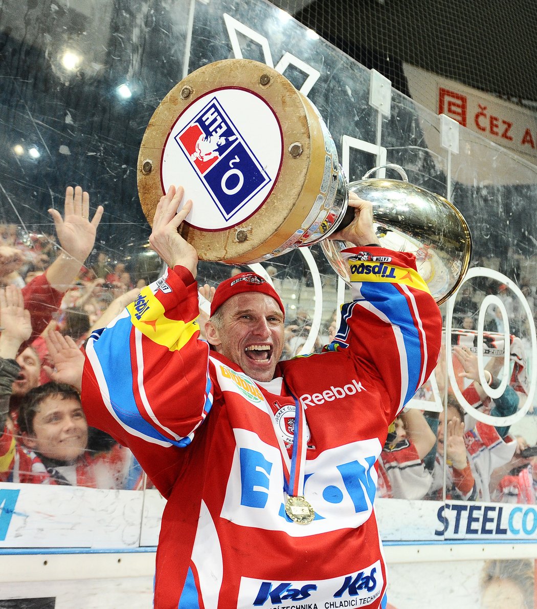 2010. Druhý návrat k hokeji vyšperkoval Dominik Hašek českým titulem s Pardubicemi.