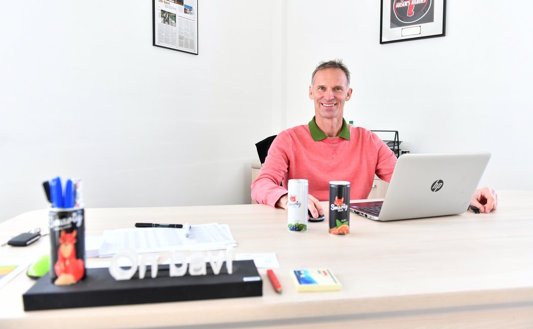 2016. Dominik Hašek v kanceláři své firmy, která obchoduje s energetickými nápoji.