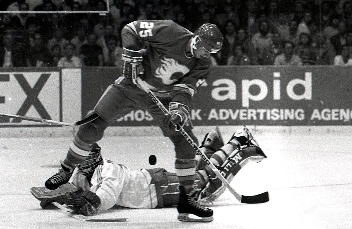 1989. Přátelský zápas československé reprezentace proti Calgary Flames. Dominik Hašek zasahuje proti Joeovi Nieuwndykovi.