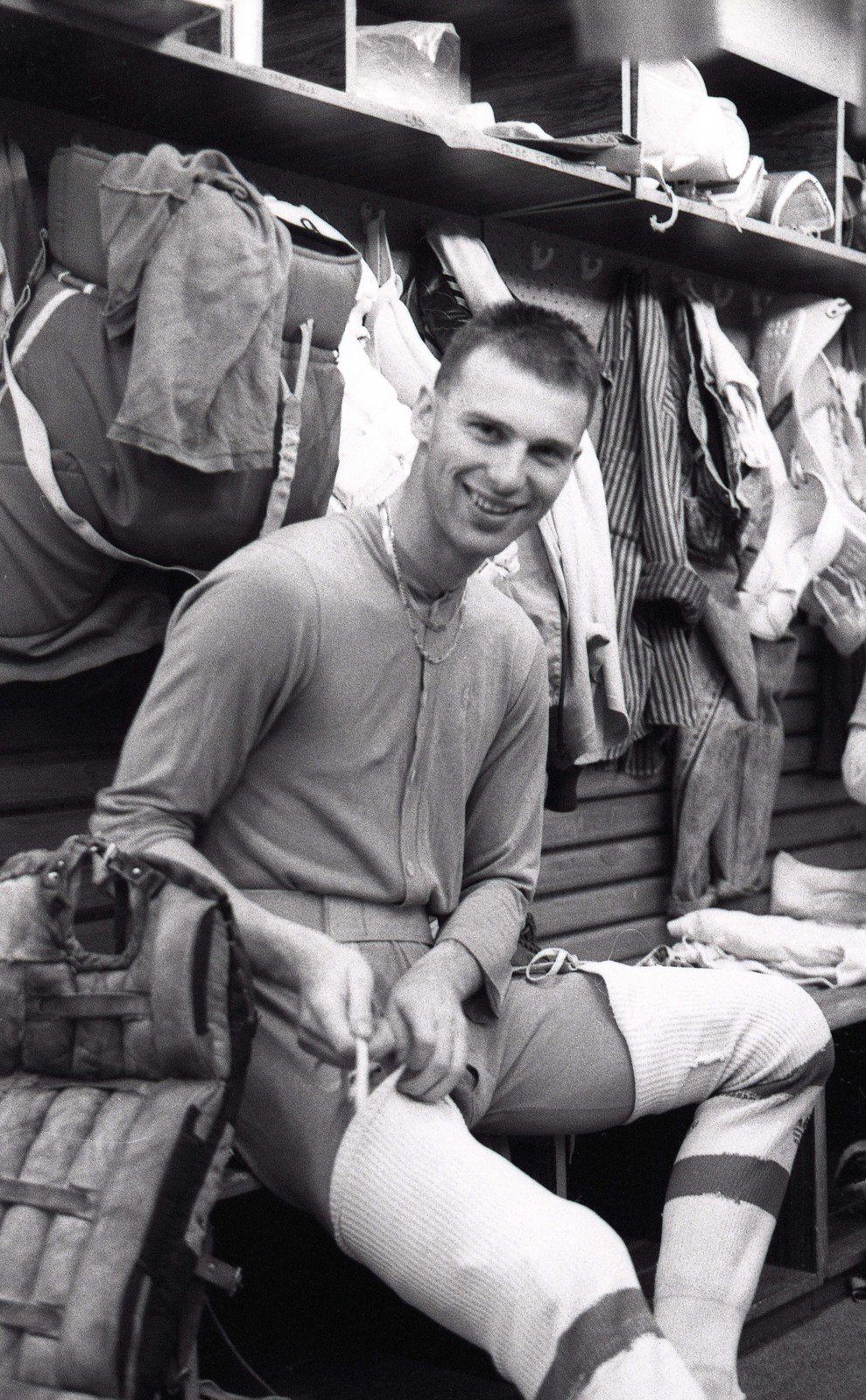 1990. Dominik Hašek v reprezentační šatně.