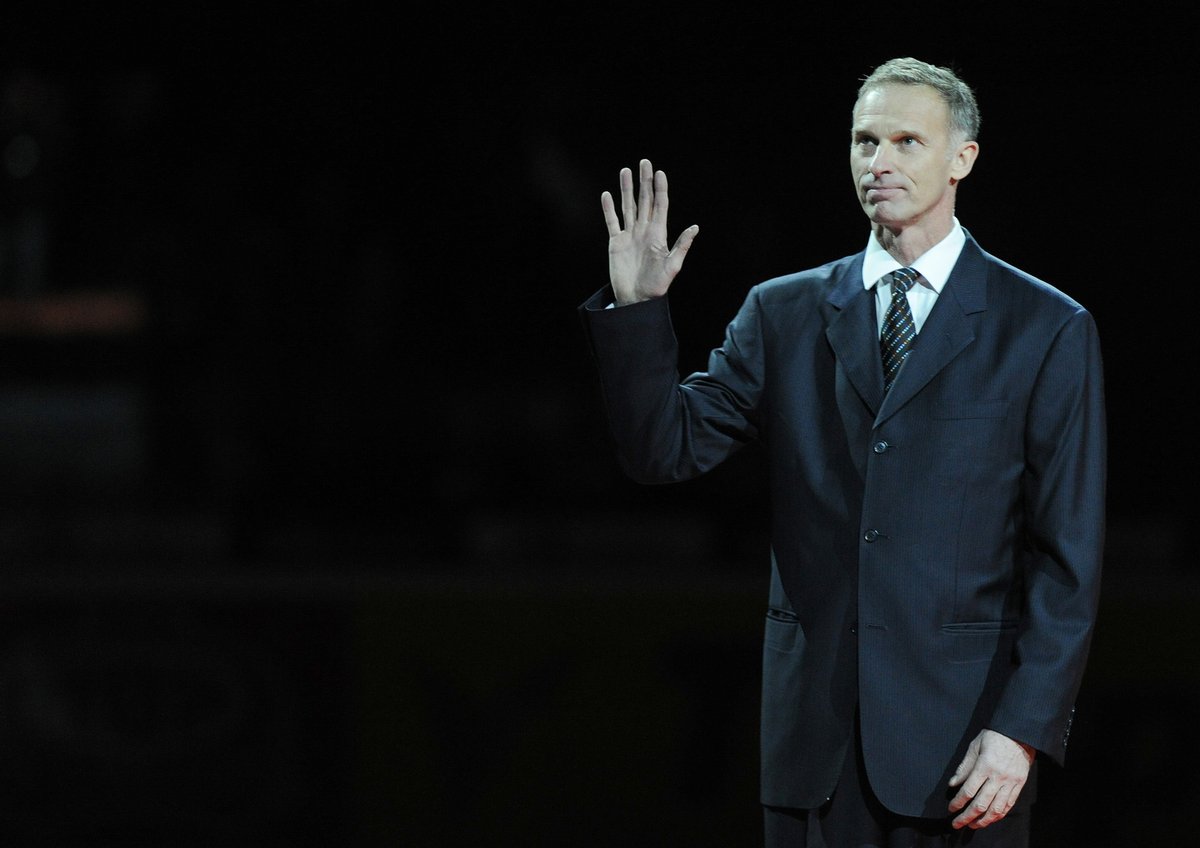 2013. Definitivní loučení s kariérou. Dominik Hašek během slavnostního ceremoniálu v Pardubicích.