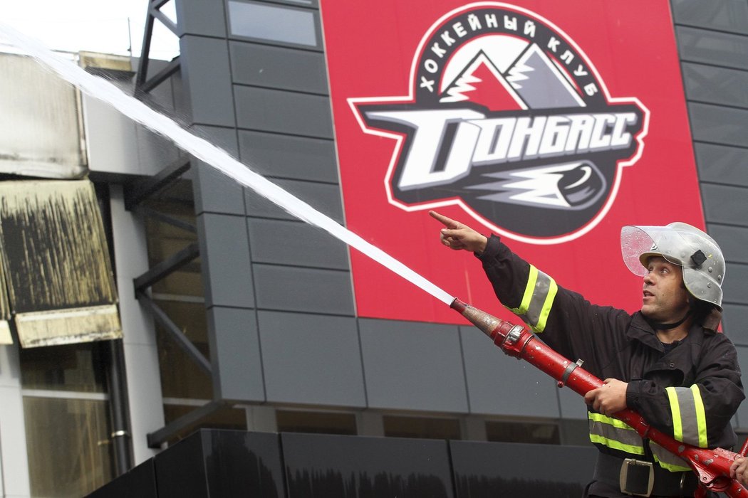 Hasiči bojovali s požárem v hokejové aréně Donbassu Doněck