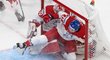 Čeští hokejisté při obranném zákroku ve čtvrtfinále proti Kanadě