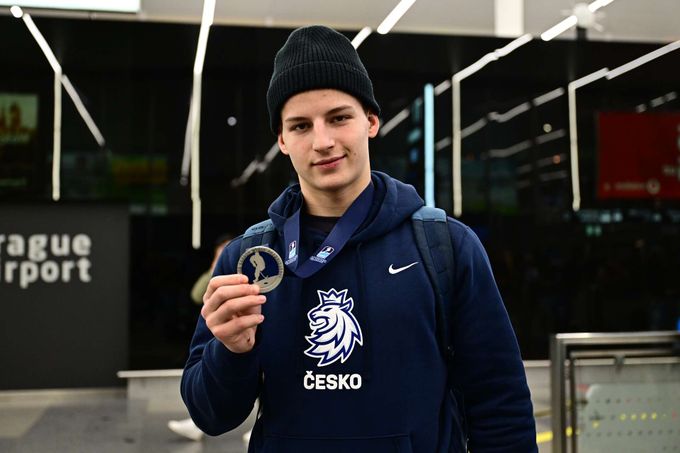 ŽIVĚ: Návrat stříbrné dvacítky. První dojmy po dlouhé cestě z MS v USA ŽIVĚ: Návrat stříbrné dvacítky. První dojmy po dlouhé cestě z MS v USA