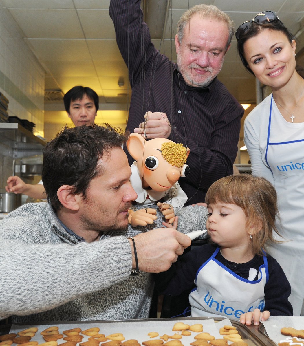 Patrik Eliáš zdobí cukroví pro UNICEF. Celé akci asistovala i populární loutka Hurvínka.