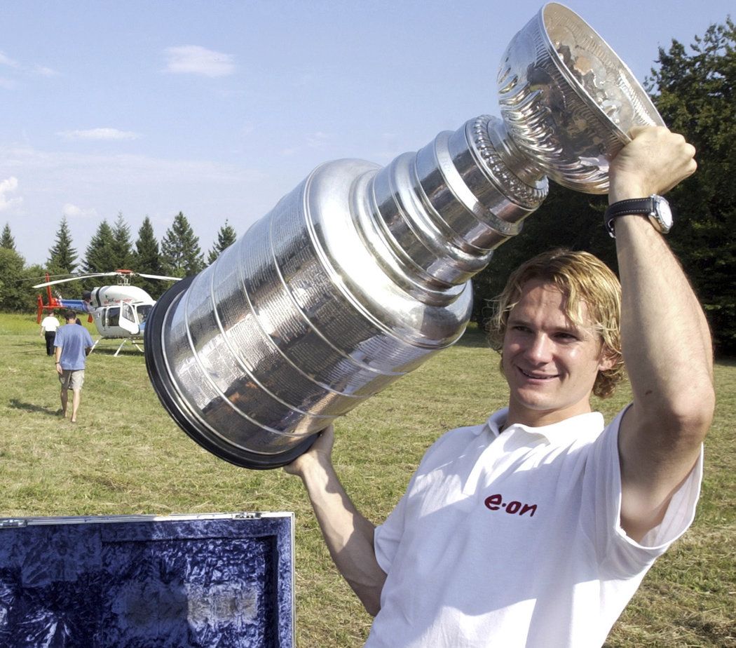 Patrik Eliáš se v létě 2000 pochlubil se Stanley Cupem doma