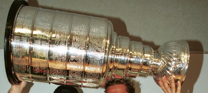 Petr Sýkora a Patrik Eliáš přivezli v létě 2000 Stanley Cup do Česka