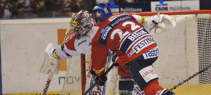 Pardubický Kristopher Beech se snaží překonat gólmana Mountfieldu Jakuba Kováře.