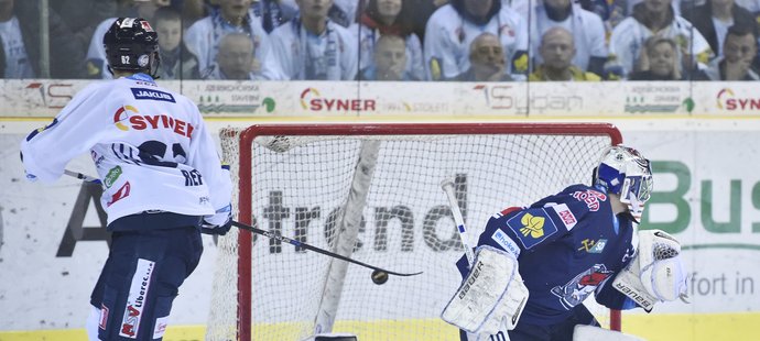 Michal Řepík (vlevo) z Liberce střílí čtvrtý gól utkání. Brankář Chomutova Jan Strmeň byl bez šance.