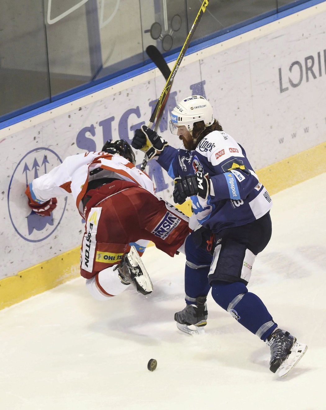 Martin Vyrůbalík z Olomouce v souboji s Ryanem Hollwegem z Plzně