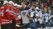 Finští hokejisté gratulují k titulu svému finálovému soupeři