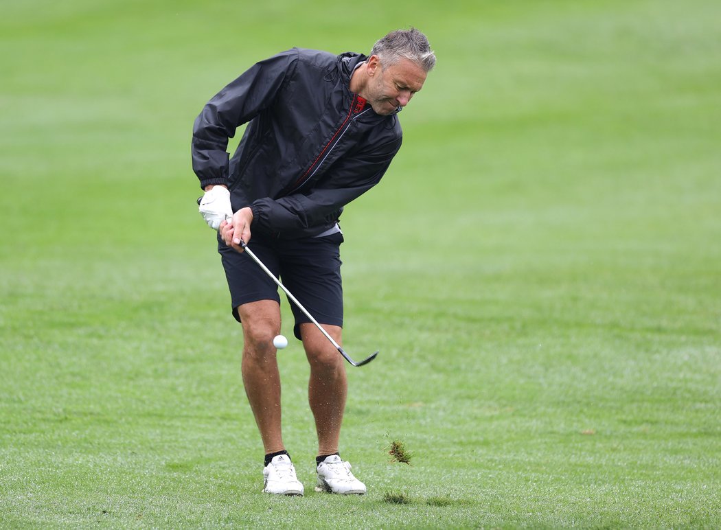 Manažer Petr Nedvěd v sobě nezapře hokejistu ani při golfu