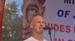Dominik Hašek mluví k demonstrantům na Václavském náměstí
