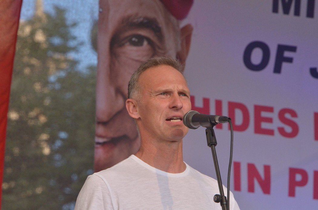 Dominik Hašek mluví k demonstrantům na Václavském náměstí