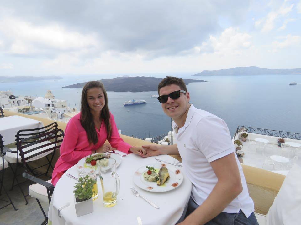 Hertl s přítelkyní Anetou večeří na Krétě.