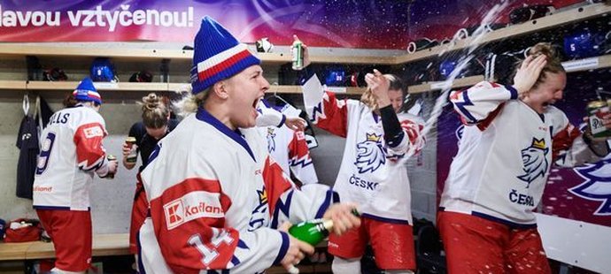 Stříkéééj! Hokejistky postup na olympiádu řádně oslavily.