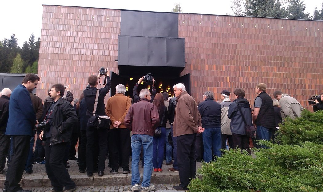 Před krematoriem se tísní na 700 smutečních hostů.