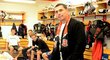 Hradecký manažer Aleš Kmoníček zachycen při tom, kdy musel do pardubické kabiny doručit osobně snídani pro hráče
