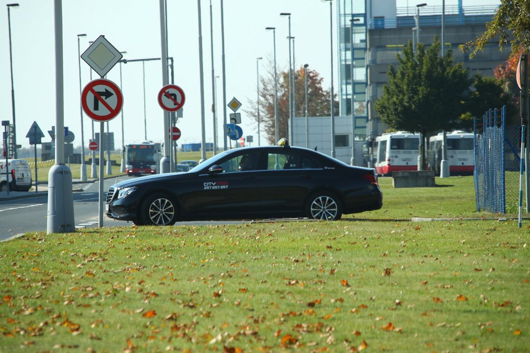 Na Ruzyň přijel Hudler taxikem.