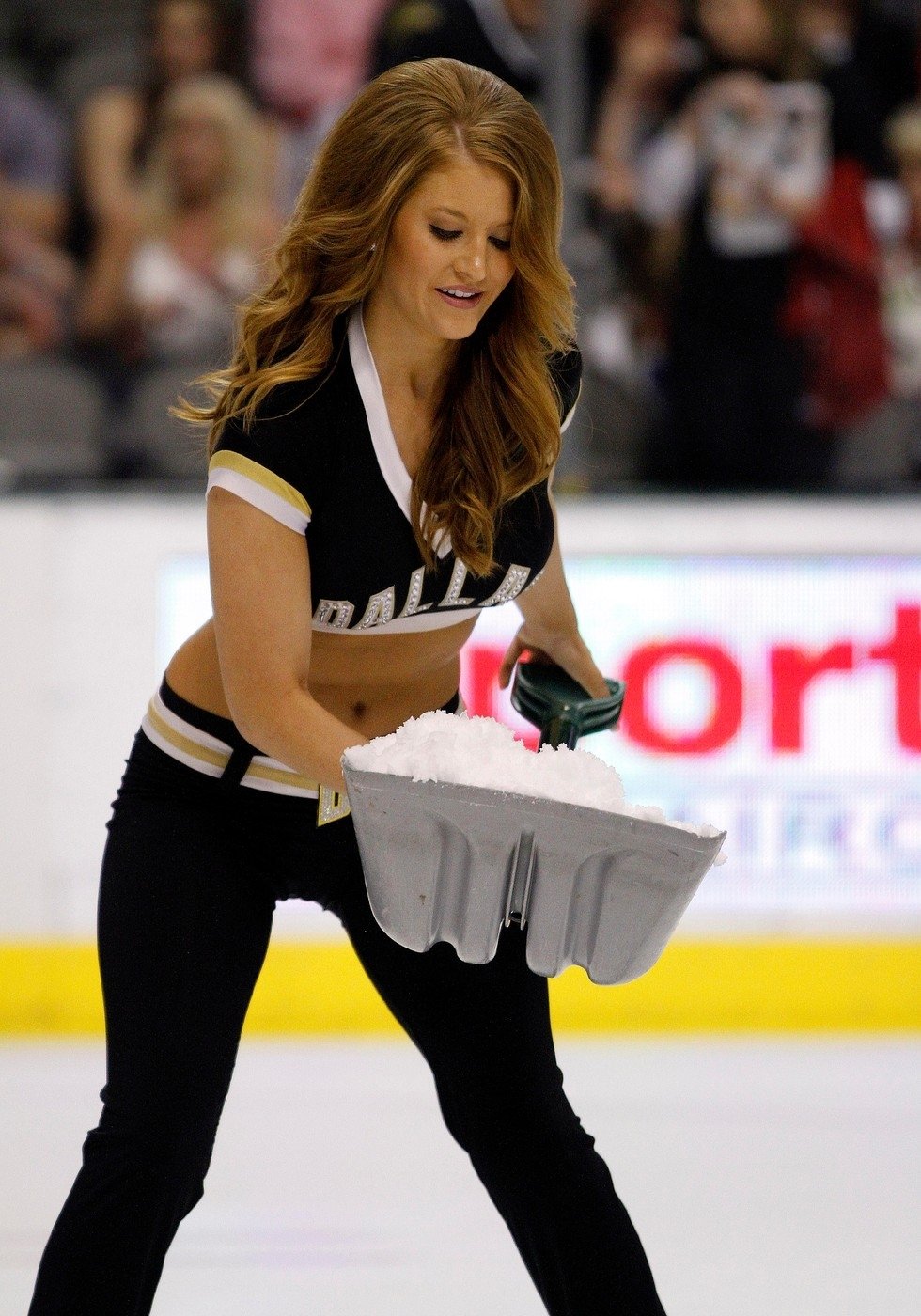 Pryč se sněhem! V Dallasu se starají o úklid ledu půvabné ice girls.