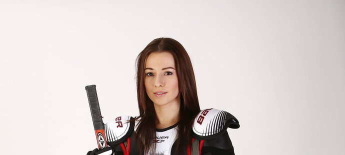 Když si Puhajková navlékla část hokejové výstroje, vyzkoušela si, jak se na ledě cítí její bývalý přítel Jaromír Jágr.