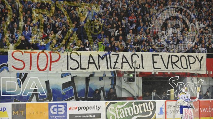 Transparenty proti islámu se objevily i na pátečním hokejovém zápase Kometa Brno – Oceláři Třinec.