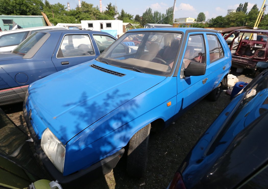 Jágrovo první auto odpočívá v kladenském autobazaru.