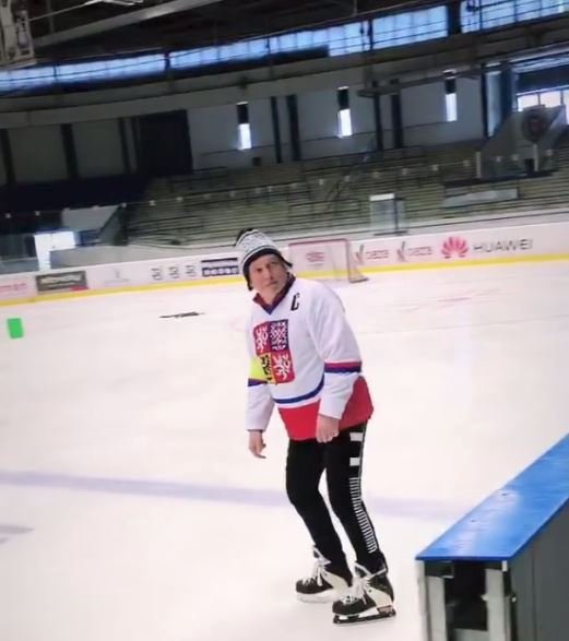 To je on! Muž, který na kladenském stadionu odhrožoval Jágra, jeho spoluhráče i školní děti nožem.