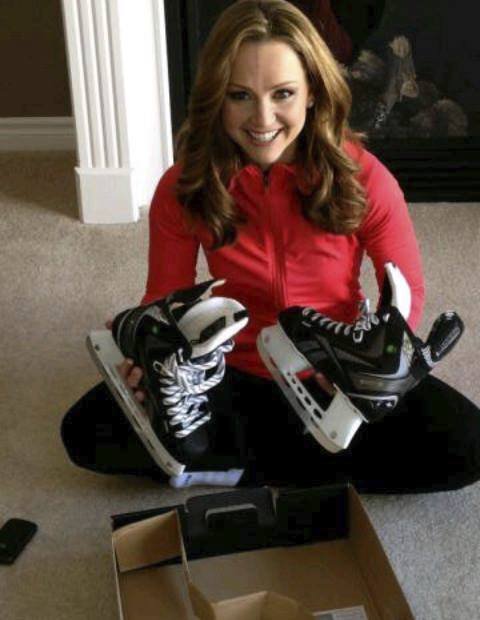 Moderátorka Kate Beirness ukázala, že hokej a bruslení opravdu miluje.