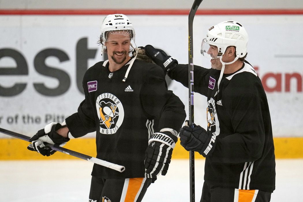 Obránce Erik Karlsson a Jaromír Jágr na tréninku Pittsburghu Pinguins