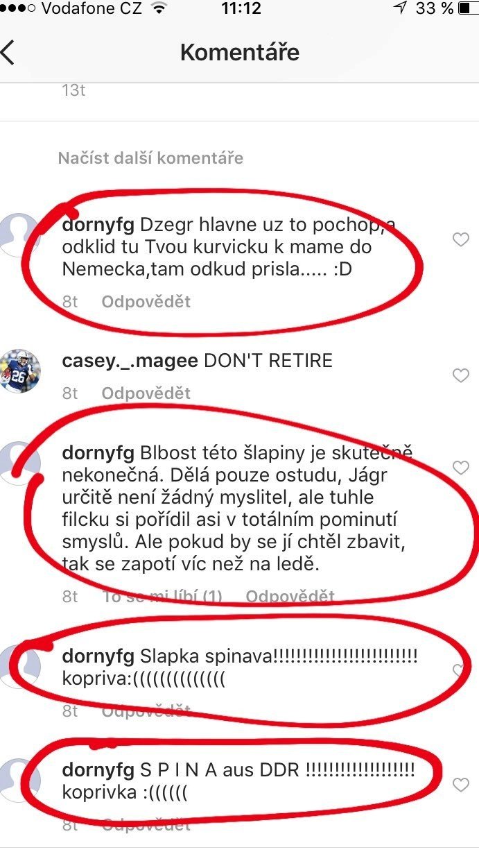 Ukázky sprostých zpráv na Jágrově účtu na sociální síti.